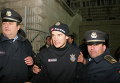 Андрей Шевченко в сопровождении албанской полиции после тренировки в Тиране