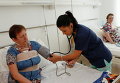 Медсестра меряет давление у пациентки
