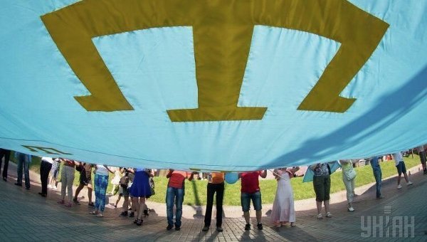 Крымские татары развернули огромный национальный флаг в День крымскотатарского флага в Киеве