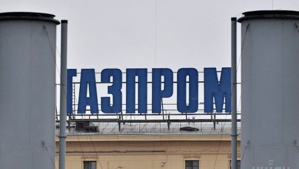 Рекламная вывеска с надписью Газпром на одном из зданий в Санкт-Петербурге