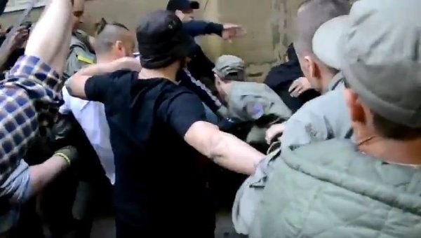 Под одесским судом активисты подрались с титушками