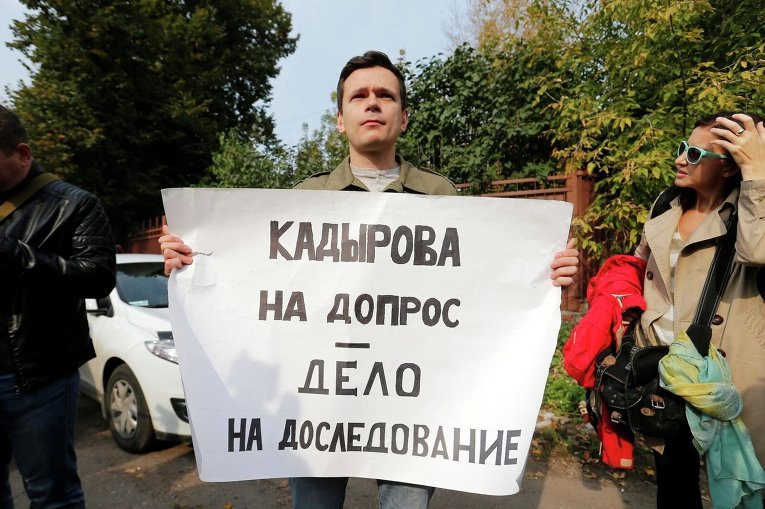 Оппозиционер Илья Яшин перед зданием суда, в котором проходит рассмотрение дела об убийстве Бориса Немцова