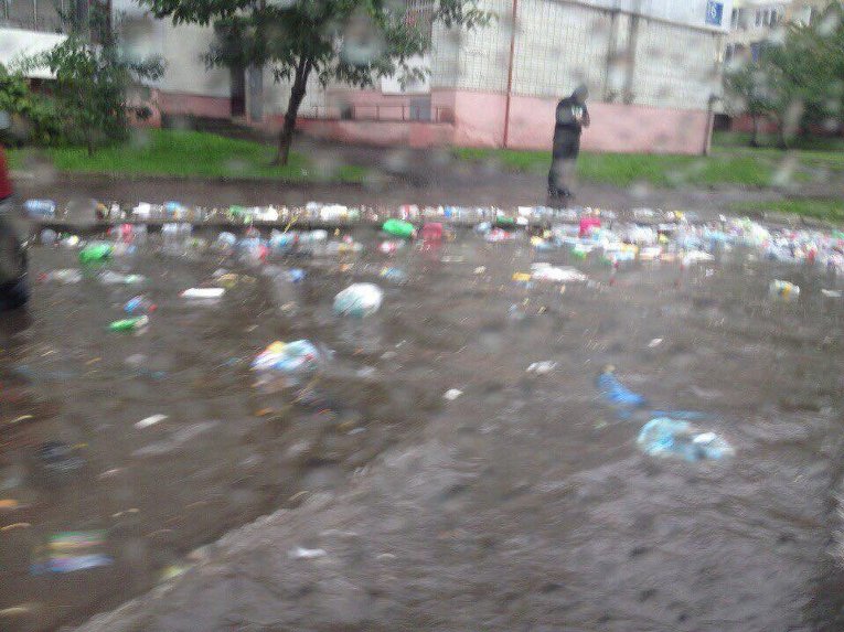 Во Львове после дождя поплыл мусор