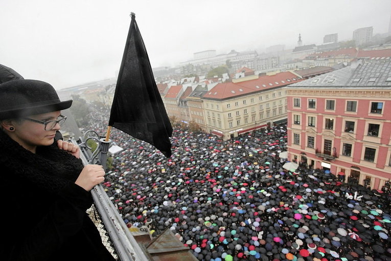 Протест против планов полного запрета на аборт, Варшава, Польша