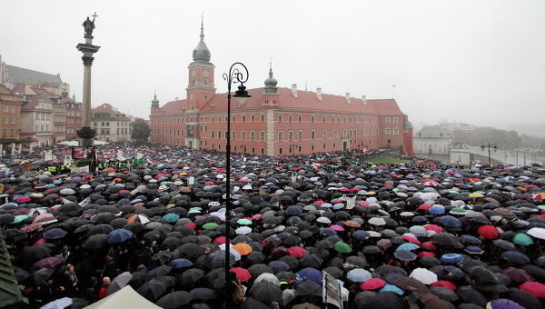 Многотысячный митинг в Варшаве. Архивное фото