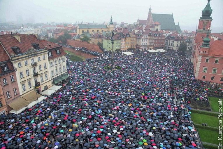 Тысячи людей на демонстрации за право на аборт в знак протеста против планов полного запрета на аборт, Варшава, Польша