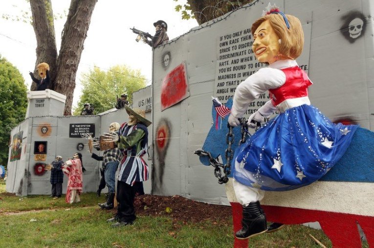 Инсталляция к празднику Хэллоуин в США: Клинтон и Трамп