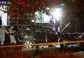 Офицеры осматривают взорванную машину оппозиционного депутата Гиви Таргамадзе в Тбилиси, Грузия