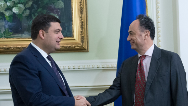 Премьер-министр Украины Владимир Гройсман и новым главой представительства ЕС в Киеве Федериком Мингарелли.