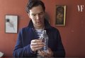 Актер Бенедикт Камбербэтч показал фокус с бутылкой воды. Видео