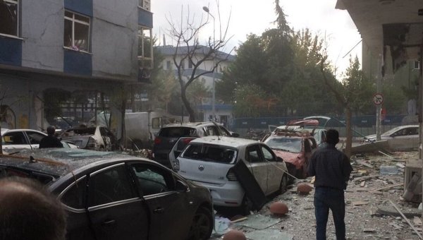 Взрыв в Стамбуле возле полицейского участка