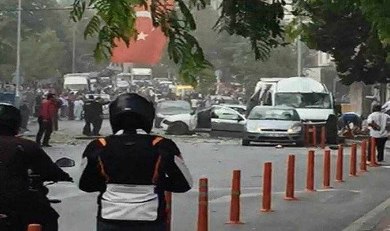 Последствия взрыва у полицейского участка в Стамбуле