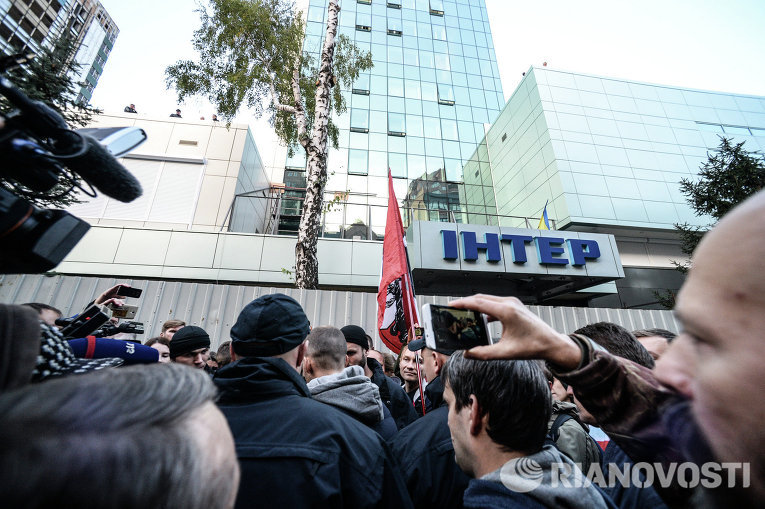 Митинг под зданием телеканала Интер