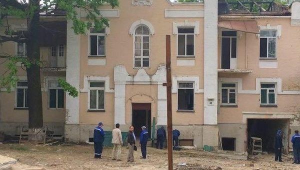 В Киеве застройщики уничтожили старинный дом с ромашками