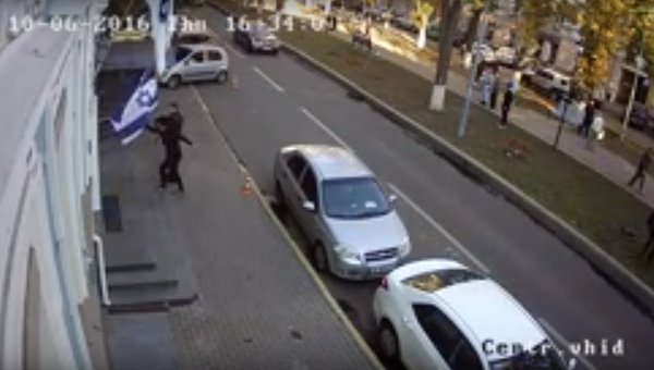 Неизвестные сорвали флаг Израиля в Киеве