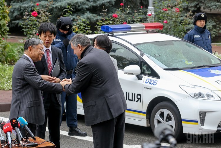 Церемония передачи зимнего обмундирования для участковых офицеров полиции от правительства Японии