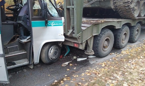 В Винницкой области автобус врезался в военный тягач