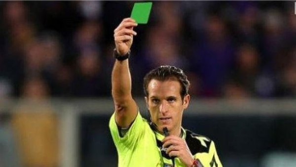 Впервые в истории футбола игроку показали зеленую карточку