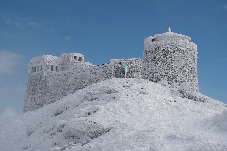 Снег на горе Поп-Иван в Карпатах