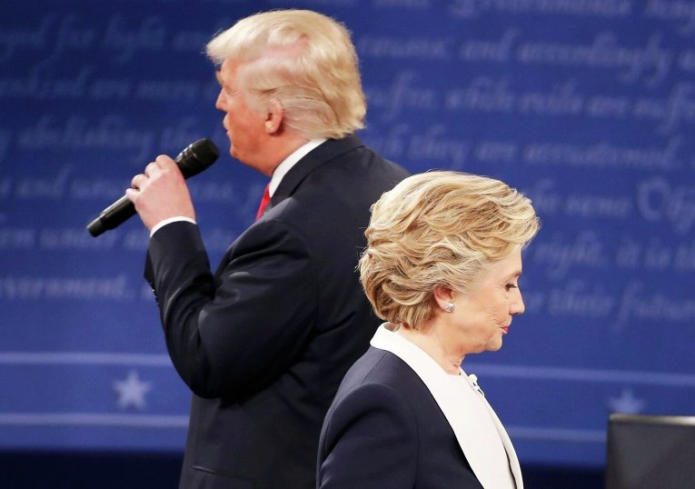 Хиллари Клинтон и Дональд Трамп в ходе вторых дебатов
