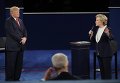 Хиллари Клинтон и Дональд Трамп в ходе вторых дебатов
