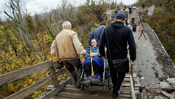 Переход на Станице Луганской в Донбассе