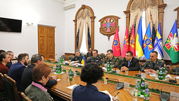 Министр обороны страны Степан Полторак на встрече с сенатором США Джозефом Доннелли.