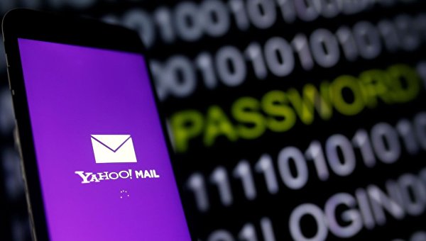 Логотип почты Yahoo отображается на экране смартфона