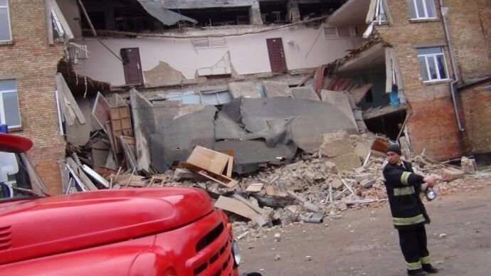 Обрушение стены школы в Василькове под Киевом