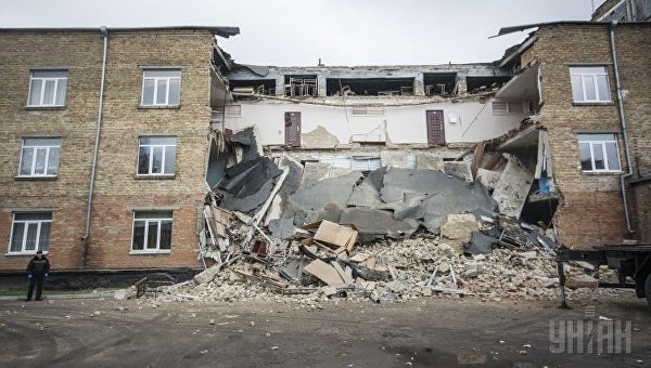Последствия обрушения школы в Василькове