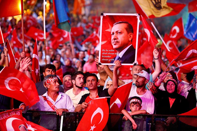 Сторонники президента Турции Реджепа Тайипа Эрдогана площади Таксим в Стамбуле.