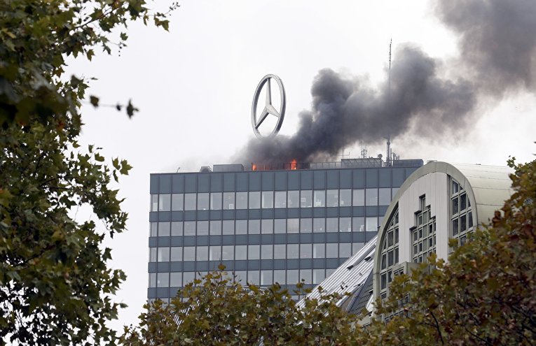 В Берлине вспыхнул пожар на крыше самого высотного здания комплекса Европа-Центр. Огонь виден на крыше 21-этажной высотки.