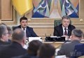Президент Украины Петр Порошенко и премьер-министр Украины Владимир Гройсман во время заседания Совета регионального развития в Киеве.