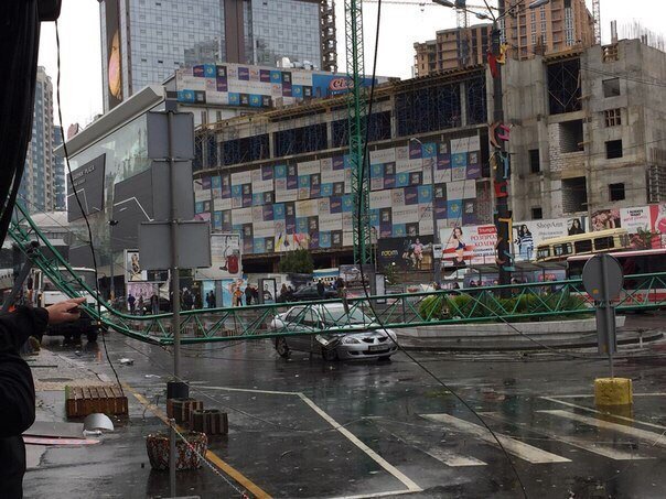 В Одессе строительный кран рухнул на крышу ресторана