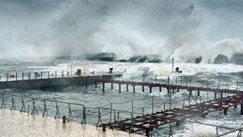 Одесский пляж в плену гигантских волн