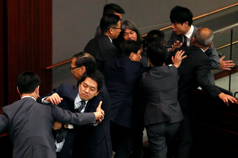 Молодые депутаты законодательного совета, выступающих за самоопределение Гонконга и независимость от Китая, сорвали церемонию приведения к присяге, проведя политическую акцию с требованием переписать конституцию.