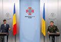 Министр обороны Украины Степан Полторак со своим румынским коллегой Михнеем Мотоком. Моток поддержал инициативы Полторака касательно последующих улучшений взаимоотношений между 2-мя странами.