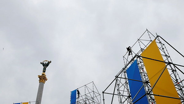 Установка сцены на Майдане Незалежности в Киеве к празднику