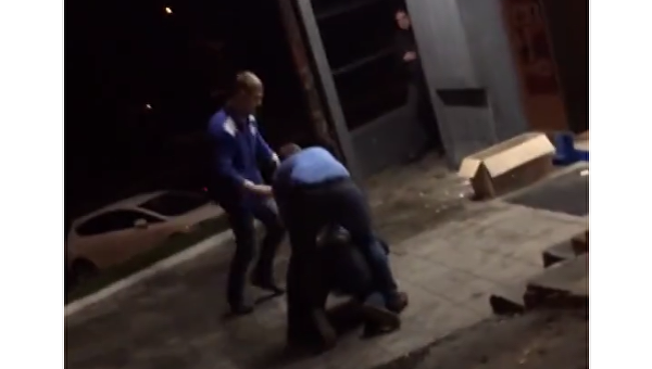 Охранники супермаркета избивают мужчину в Киеве