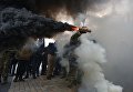 Дымовые шашки и файеры на Марше славы героев в Киеве, организованного Свободой