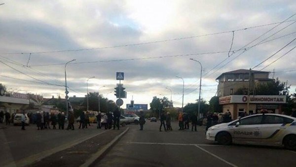 В Одессе 100 человек перекрыли дорогу, требуя восстановить электроснабжение
