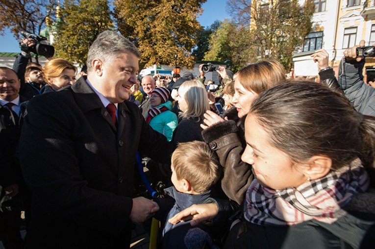 Президент Украины Петр Порошенко общается с людьми 14 октября