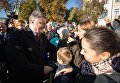Президент Украины Петр Порошенко общается с людьми 14 октября
