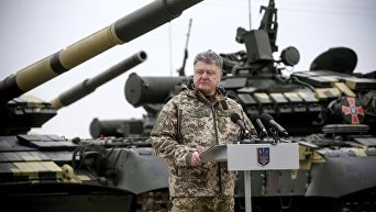 Петр Порошенко принял участие в передаче военной техники личному составу ВСУ в Чугуеве