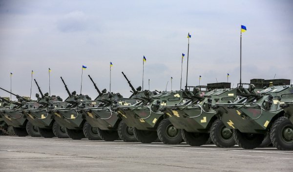 Петр Порошенко принял участие в передаче военной техники личному составу ВСУ в Чугуеве