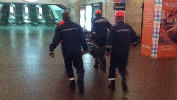 Мужчина упал под поезд метро в Киеве