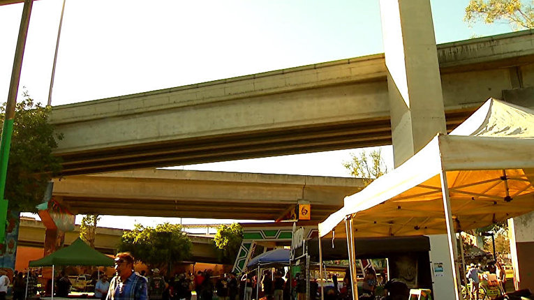 В Сан-Диего автомобиль упал с моста на людей