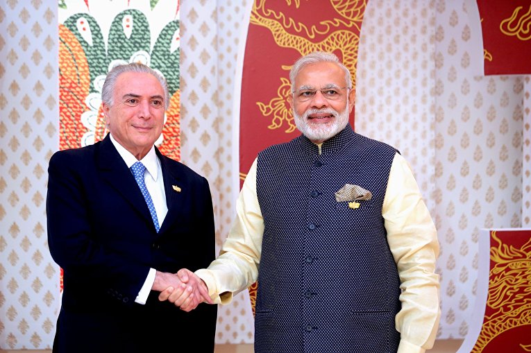 Премьер-министр Республики Индии Нарендра Моди (справа) и президент Бразилии Мишел Темер перед началом встречи лидеров стран БРИКС
