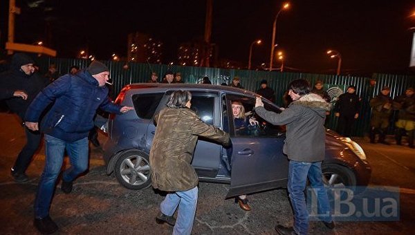 В Киеве в толпу противников застройки Героев Днепра влетело авто