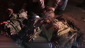 Появилось видео, как тело Моторолы выносят из разрушенного подъезда. Видео